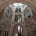 Limpressione  quella di entrare in una piccola corte del centro storico, circondata da varie logge che in realt sono aperture ad arco contenenti bifore che si aprono sullatrio ai vari livelli